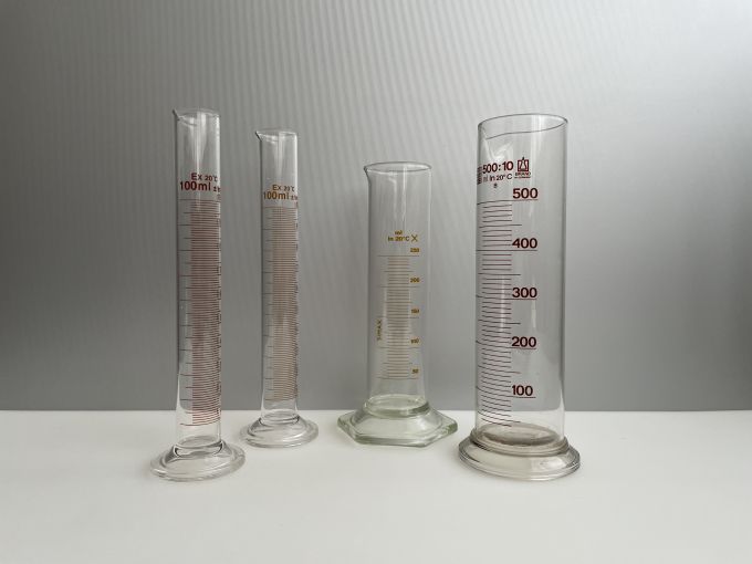 Vier maatcilinders / laboratoriumglazen