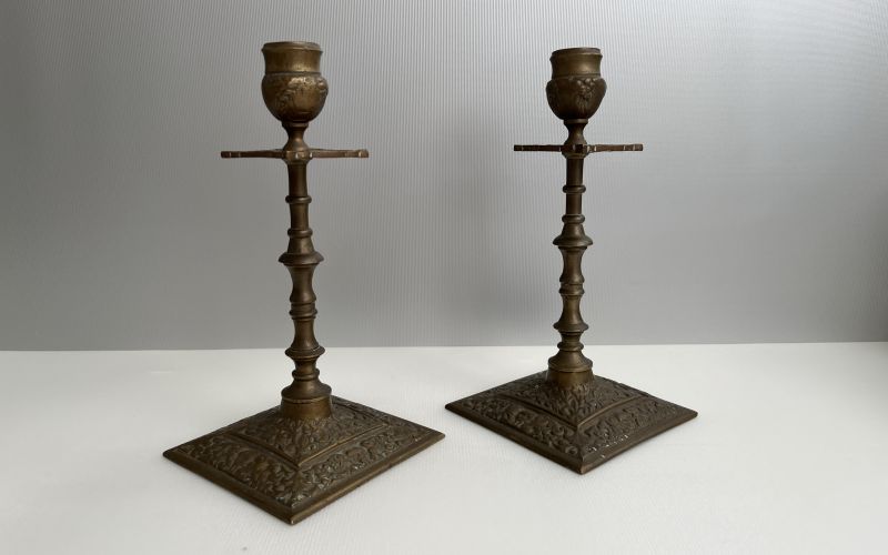 Paar bronzen kandelaren